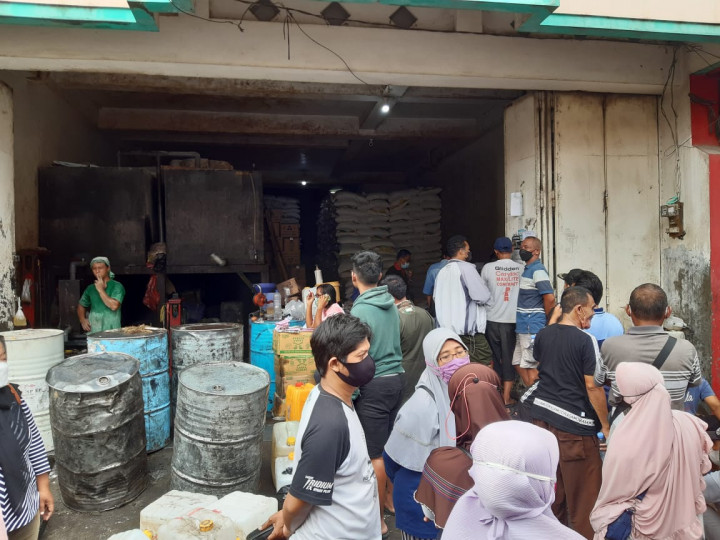 Minyak Goreng Curah di Solo Dijual dengan Sistem 'Tying'