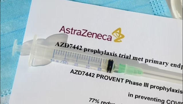 Inggris menyetujui The Antibody Cocktail oleh AstraZeneca untuk pencegahan covid-19. (Foto: Dok. SOPA Images/LightRocket via Getty Images/Dailymail.co.uk)