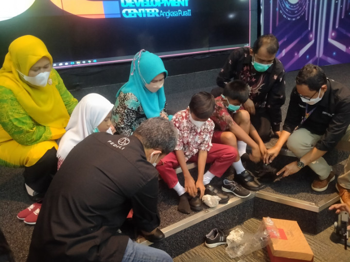 Angkasa Pura II dan Yayasan Kick Andy Bagikan 500 Pasang Sepatu ke Murid SD