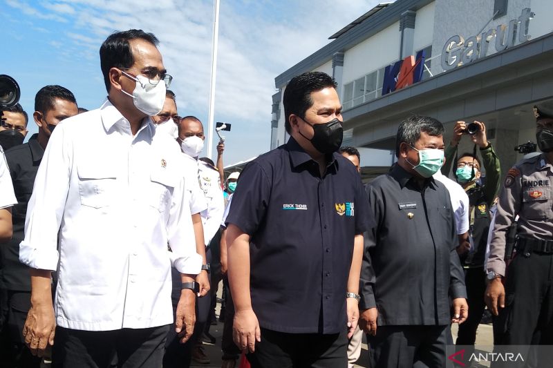 Menteri Perhubungan Budi Karya Sumadi (kiri) bersama Menteri BUMN Erick Thohir dan Bupati Garut Rudy Gunawan dalam acara peresmian reaktivasi jalur KA lintas Garut-Cibatu, di Stasiun Garut, pada Kamis (24/3). (Adimas Raditya)