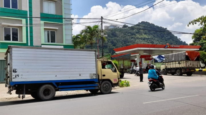 Solar Langka, Antrean Truk Mengular di Sejumlah SPBU Bandar Lampung
