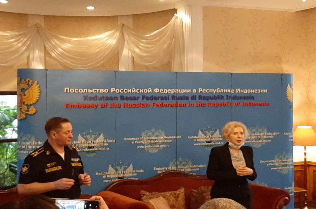 Dubes Rusia untuk Indonesia Lyudmila Vorobieva (kanan) dalam jumpa pers di kediamannya, Jakarta, Rabu, 23 Maret 2022. (Medcom.id/Marcheilla Ariesta)