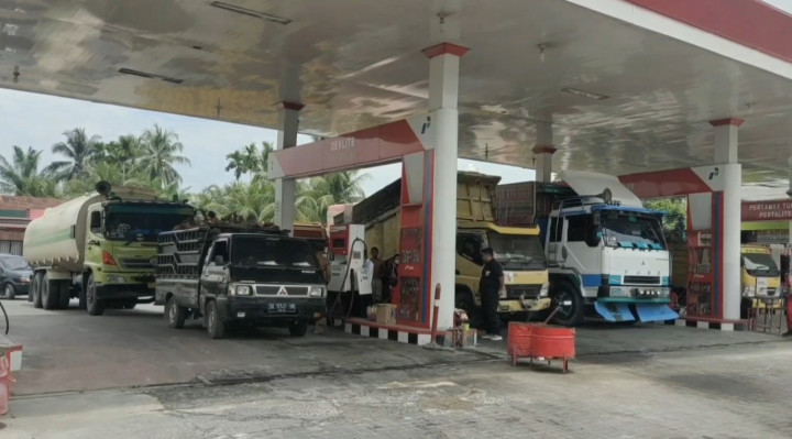 Puluhan Truk Terpaksa Menginap di SPBU untuk Dapat Solar
