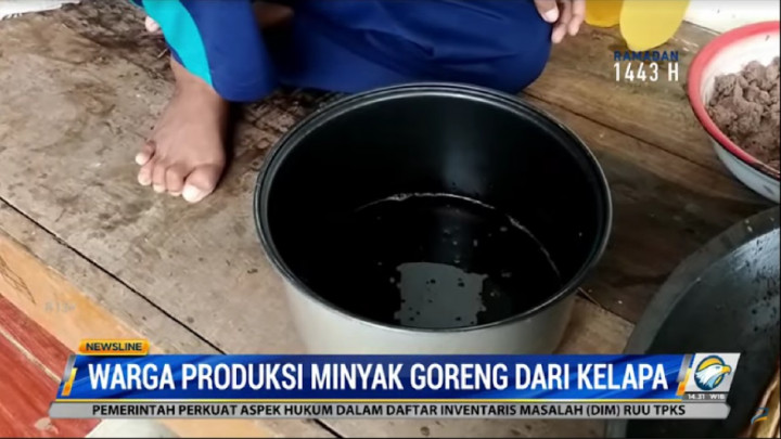 Minyak Goreng Langka, Warga di Cianjur Inisiatif Buat Minyak Kelapa