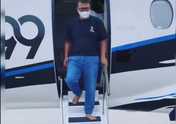 Kompak Tak Saling Kenal, Viral Video Kaji Edan Naik Jet Pribadi Juragan99