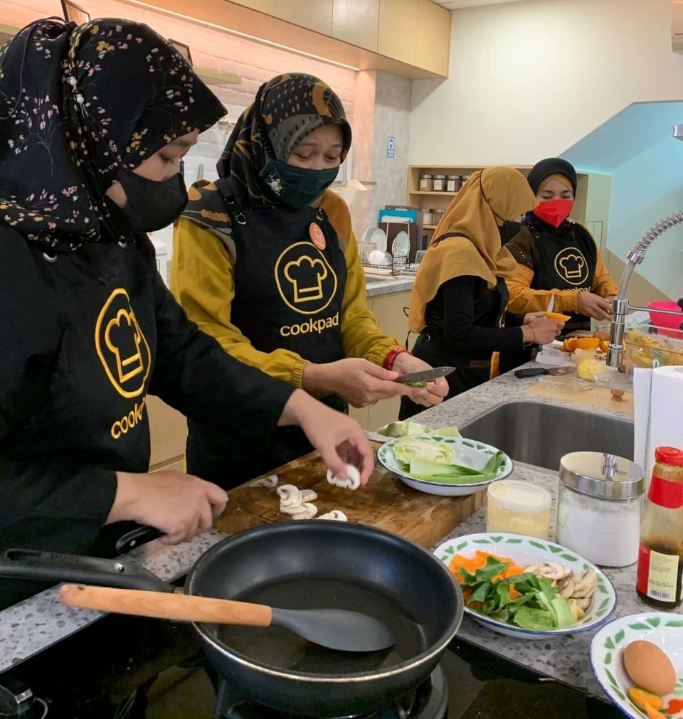 Para ibu Cookpad sedang memasak (Foto: Cookpad Indonesia)