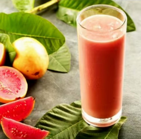 Ini paduan enak dan segar dari jus jambu dengan jeruk. (Foto: Dok. Endeus TV)