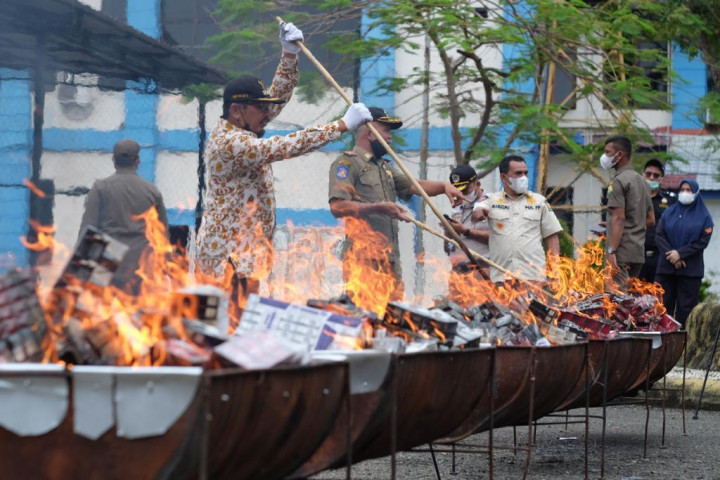 Bea Cukai Banda Aceh Musnahkan Barang Bukti Mulai dari Minol Hingga Alat Bantu Seks
