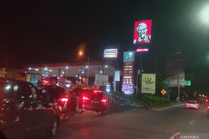 Warga Palembang Mengeluh  Antrean Kelangkaan Solar di SPBU Sebabkan Kemacetan