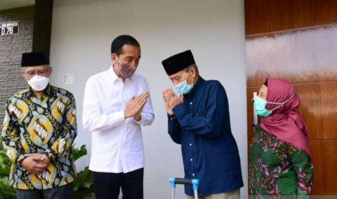 Jokowi Jenguk Buya Syafii Maarif di Sleman