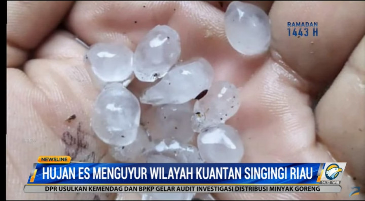 Hujan Es Guyur Wilayah Kuantan Singingi Riau