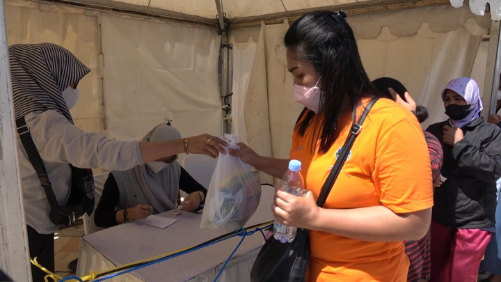 Para Ibu di Makassar Rela 2 Jam Antre demi Minyak Goreng