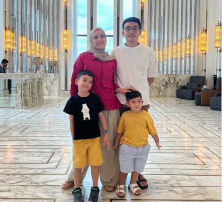 Tips Anti Boros ala Tya Ariestya Beli Baju Lebaran untuk Anak