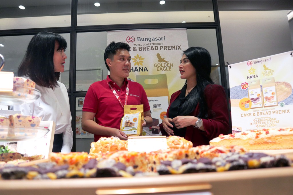 Maria Andyta Soepomo (Country Manager ABC Cooking Studio), Jonathan Quek (Commercial Director PT Bungasari Flour Mills), dan Gina Aditya (kontestan 
