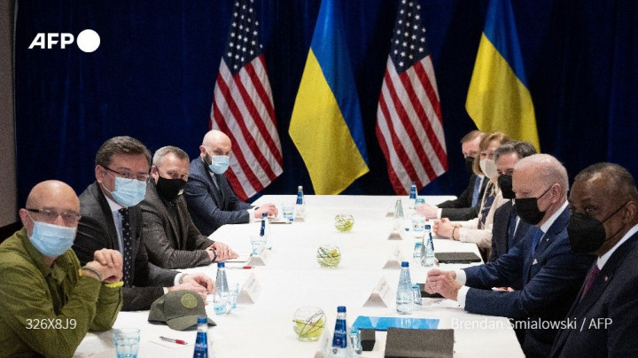 Biden Bertemu Para Menteri Ukraina di Polandia