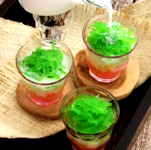 Ini kesegaran dari es rumput laut agar-agar untuk kamu. (Foto: Dok. Endeus TV)