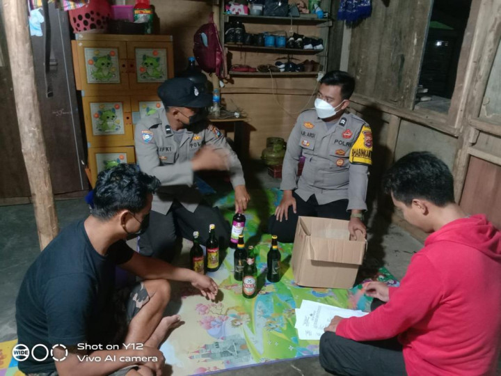 Jelang Ramadan, Ratusan Botol Miras di Pandeglang Disita