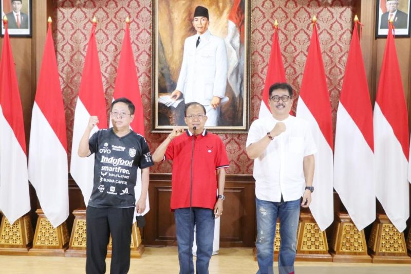 Gubernur Bali Wayan Koster (tengah). (ANTARA/HO-Pemprov Bali)