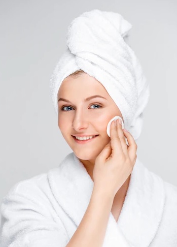Micellar water adalah sahabat terbaik untuk kamu yang pemalas karena micellar water dapat membersihkan wajah hanya dengan satu langkah. (Foto: Ilustrasi. Dok. Freepik.com)