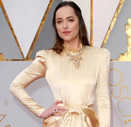 Dakota Jonhson ini tampil menawan dalam balutan gaun satin gold. (Foto: Dok. Instagram/@oscar.award.2.0.2.2)