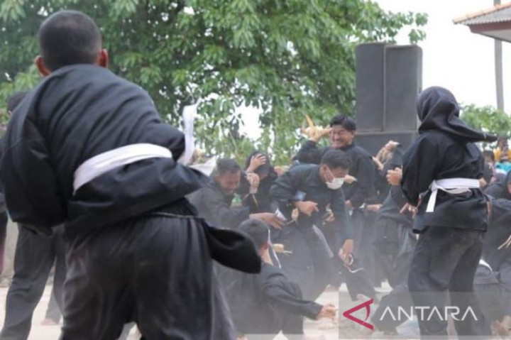 Perang Ketupat Tradisi Unik Masyarakat Bangka Barat Sambut Ramadan