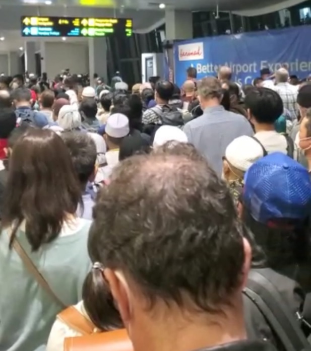 Viral, Antrean Membeludak Penumpang Asing Tertahan di Bandara Soetta
