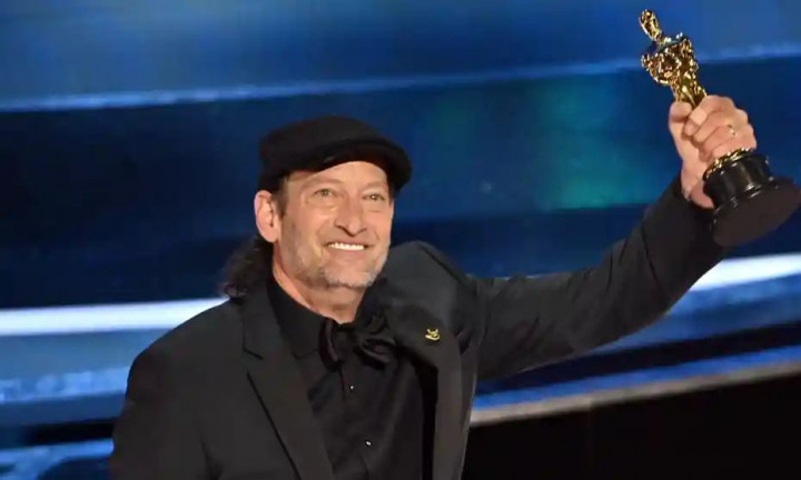 Troy Kotsur Jadi Aktor Pria Tunarungu Pertama Pemenang Piala Oscar