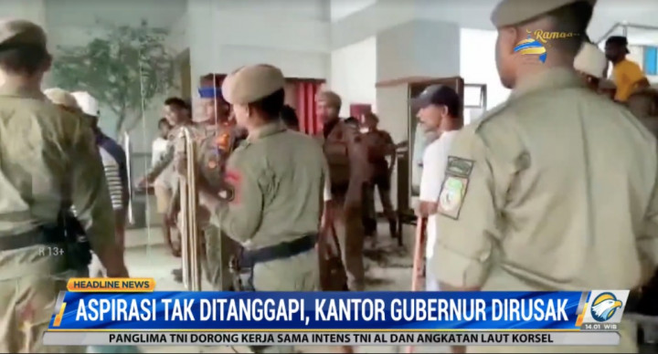 Aspirasi Tak Ditanggapi, Warga Rusak Kantor Gubernur Maluku Utara