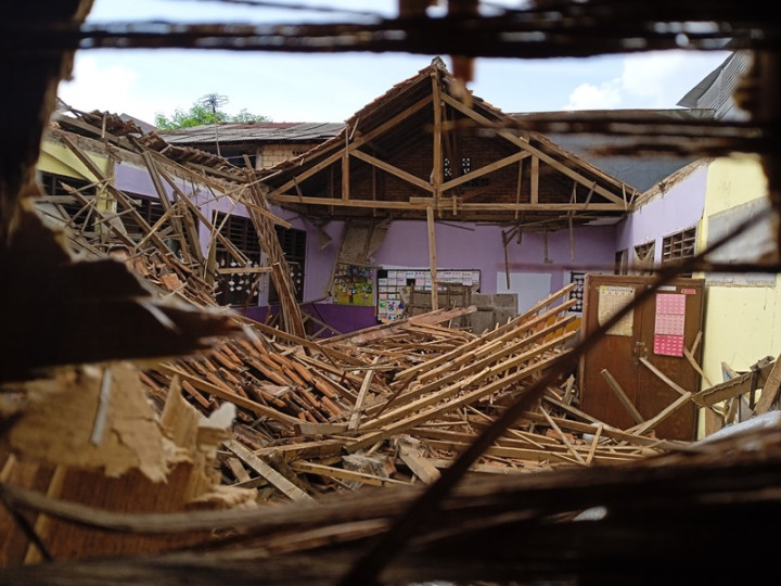 Atap 2 Kelas SD di Bogor Ambruk