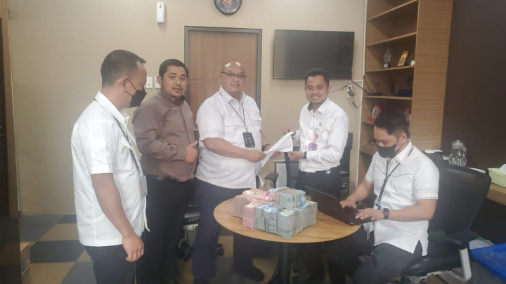 Reza Arap Kembalikan Uang Rp950 Juta Pemberian Doni Salmanan