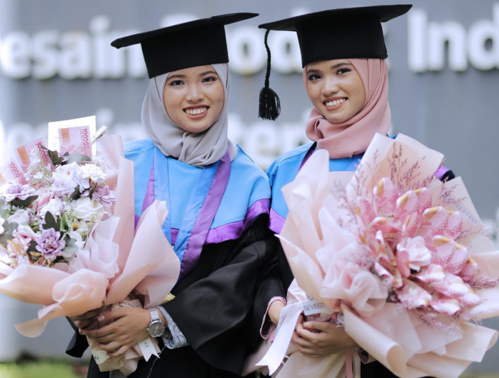 Tekad Si Kembar Mahasiswa ITS Wisuda Bareng