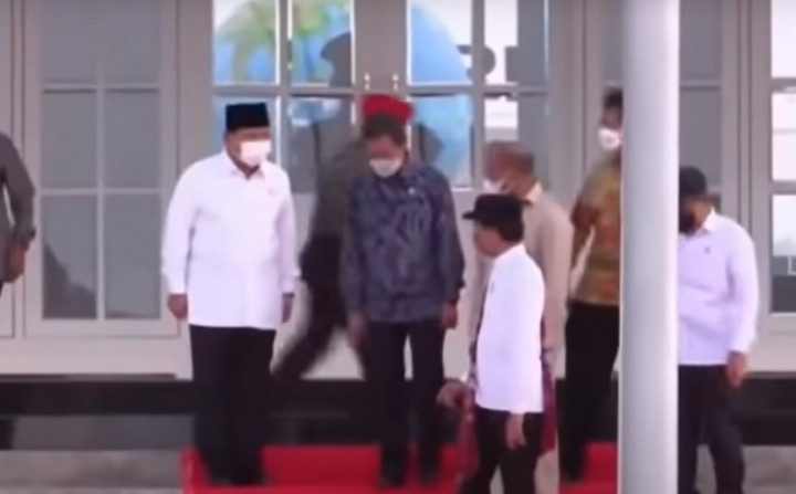 Momen Hormat Prabowo Saat Dampingi Jokowi di NTT Dipuji Netizen