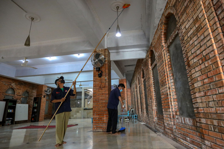 Relawan Bersih-bersih Masjid Gratis 'Onta Merah'