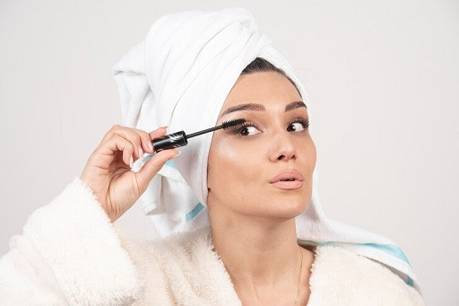 Maskara waterproof yang kualitasnya baik juga memiliki formula yang bersifat smudge-proof agar tidak mencoreng wajah.  (Foto: Ilustrasi. Dok. Freepik.com)