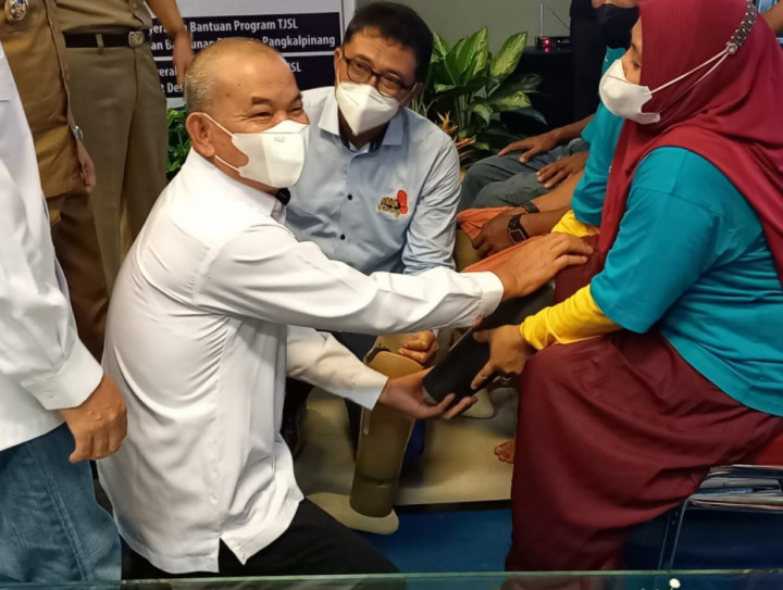 AP II dan Yayasan Kick Andy Serahkan Bantuan 27 Kaki Palsu ke Disabilitas di Bangka Belitung
