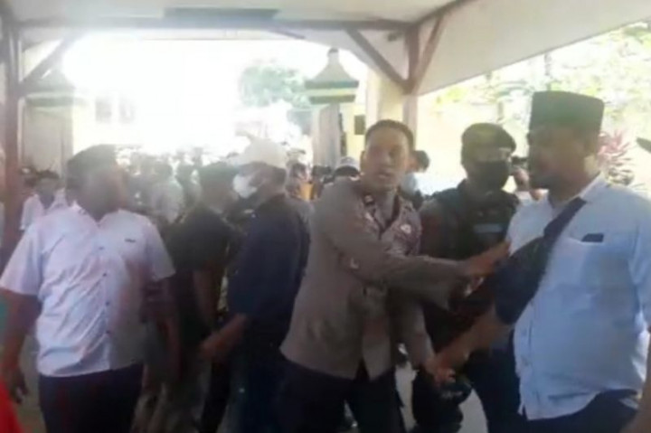 Kisruh Penerus Takhta Kesultanan Ternate, Dua Massa Bentrok