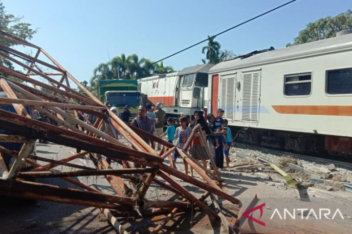 KA Sibinuang Tabrak Truk di Perlintasan Tanpa Pelang di Padang