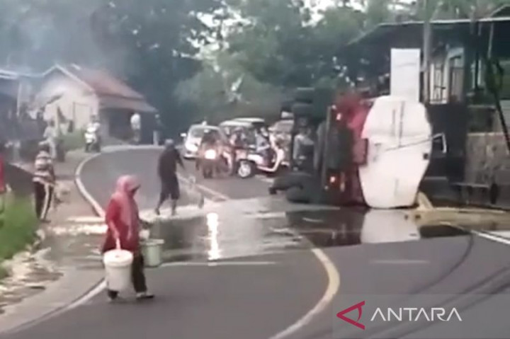 Truk Pengangkut 14 Ton Minyak Goreng Curah Terguling di Ciamis