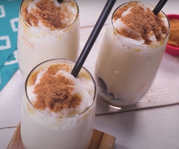 Membuat es untuk membuka puasa yuk ENDEUSiast. Paduan susu kedelai dan cincau pastinya enak. (Foto: Dok. Endeus TV)