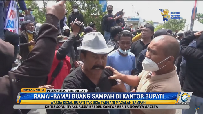 Warga Ramai-ramai Buang Sampah di Kantor Bupati Polewali Mandar