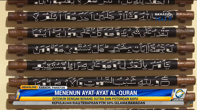 Menenun Ayat-ayat Al-Qur'an di Potongan Kayu