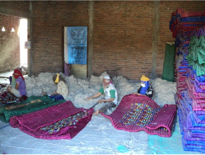 Perajin Kasur Kapuk di Pati Bertahan di Tengah Gempuran Produk Modern