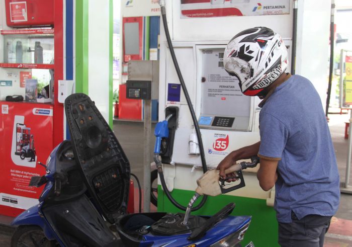 Pegendara Motor mengisi bahan bakar minyak Pertalite di SPBU, Menteng - - Foto: MI/ Moh Irfan