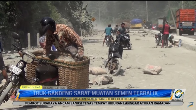Truk Gandeng Sarat Muatan Semen Terbalik