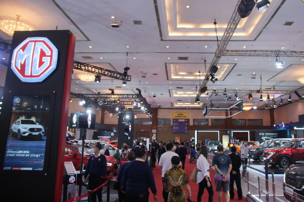 Suasana pengunjung Jakarta Auto Week. Seven Events