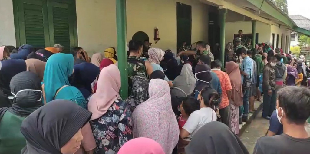 Ratusan warga Kabupaten Pandeglang, Jawa Barat, menyerbu operasi pasar murah minyak goreng yang digelar Kodim 0601 Pandeglang. Foto: MetroTV