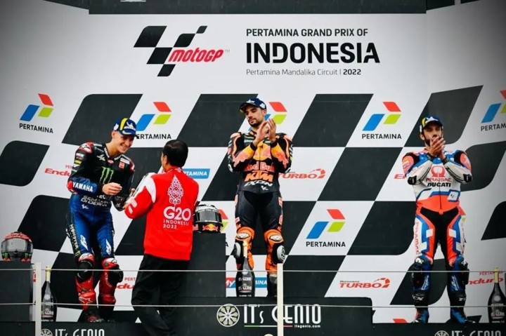 Momen Presiden Jokowi berikan trophy untuk para pemenangan MotoGP Mandalika. foto: BPMI Setpres