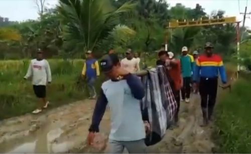 Akses Sulit, Warga Jombang Ditandu 2 Jam ke Rumah Sakit