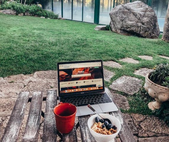 Istilah workcation belakangan lagi hype di kalangan milenial dan Gen-Z. (Ilustrasi/Pexels)