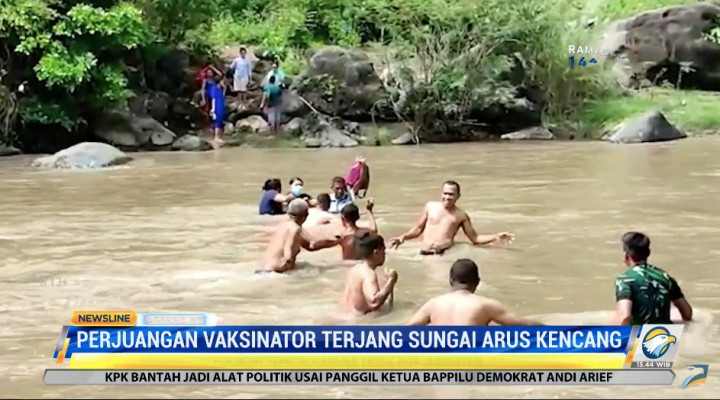 Perjuangan Vaksinator NTT Terjang Sungai Berarus Kencang
